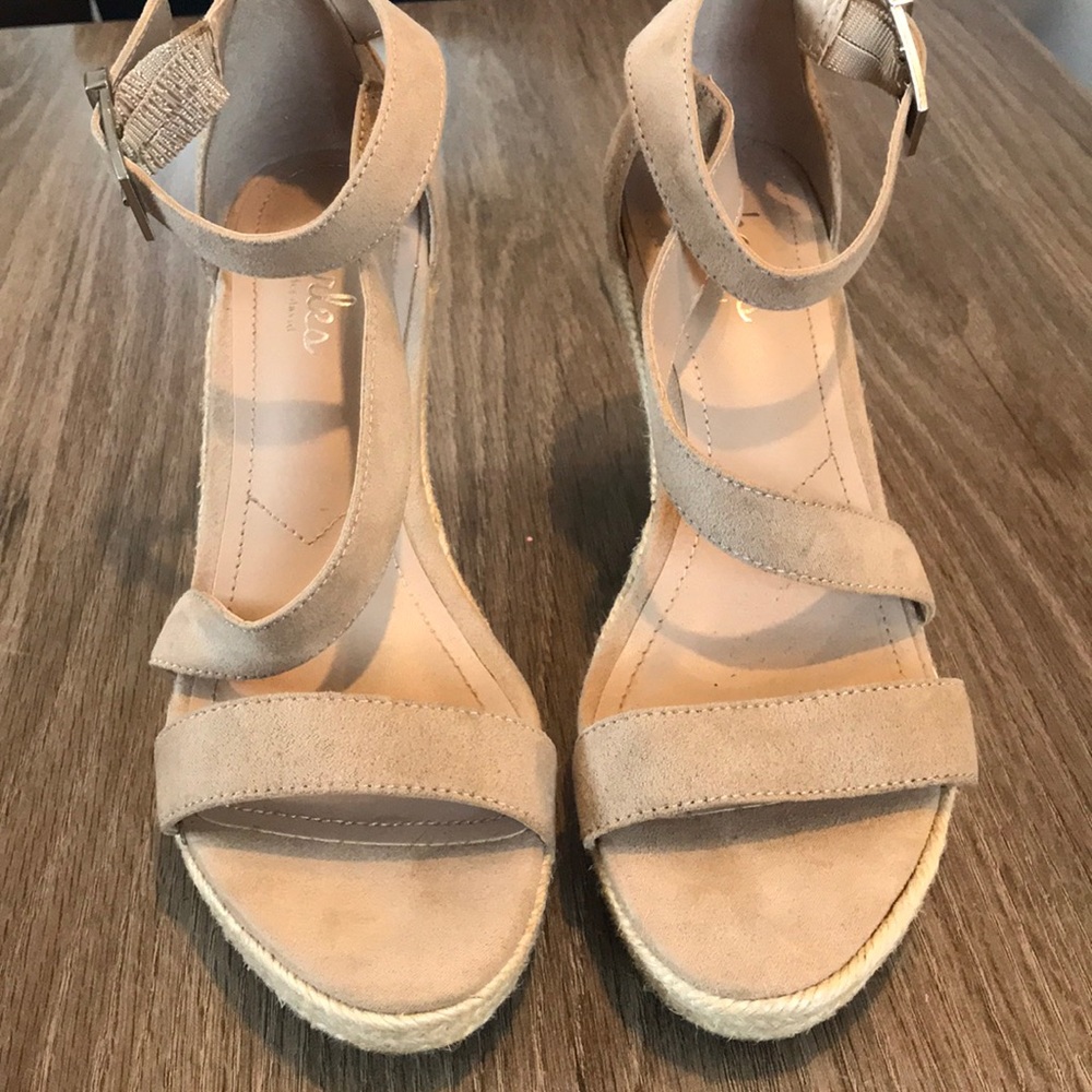 Charles David tan wedge heels 💕